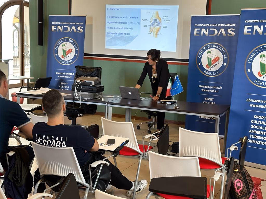 Dott.ssa Lea Rosignoli durante un incontro formativo in ortopedia